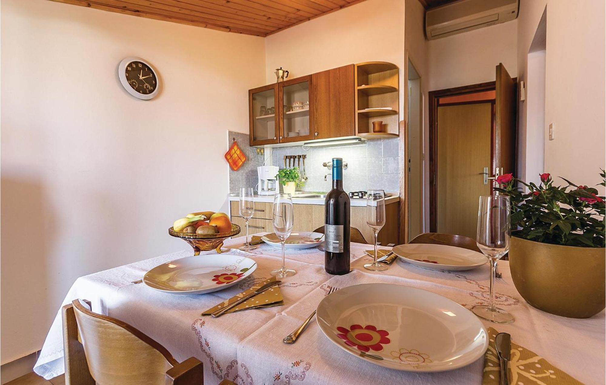 Beautiful Apartment In Pula With Kitchen Exteriér fotografie